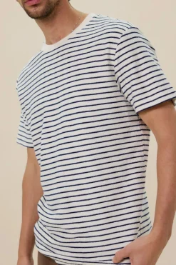 Wit T-shirt met donkerblauwe strepen