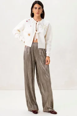 Wit vest met embroidery en strikdetails