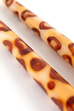 Witte dinerkaars leopard 25 cm