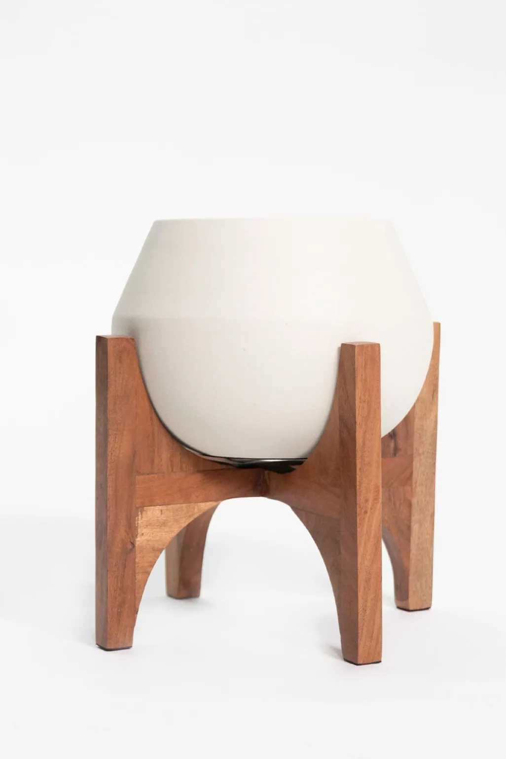 Witte plantenpot met houten standaard