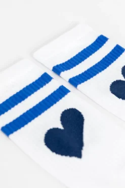 Witte sportsokken met blauwe strepen en hart