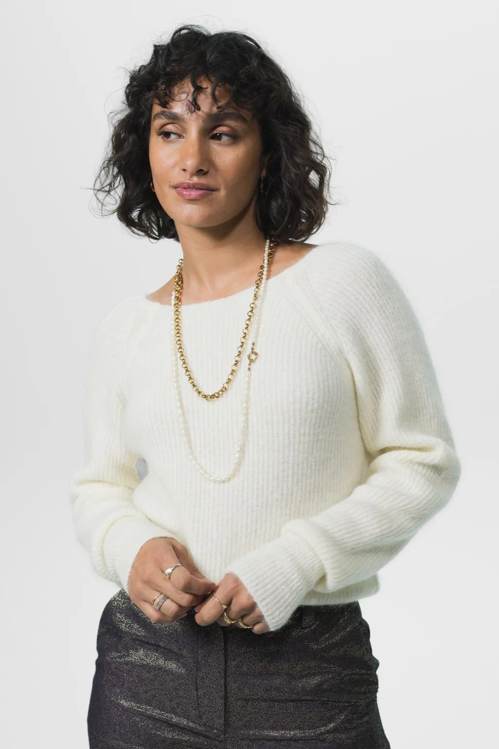 Witte trui met gedraaide knoop