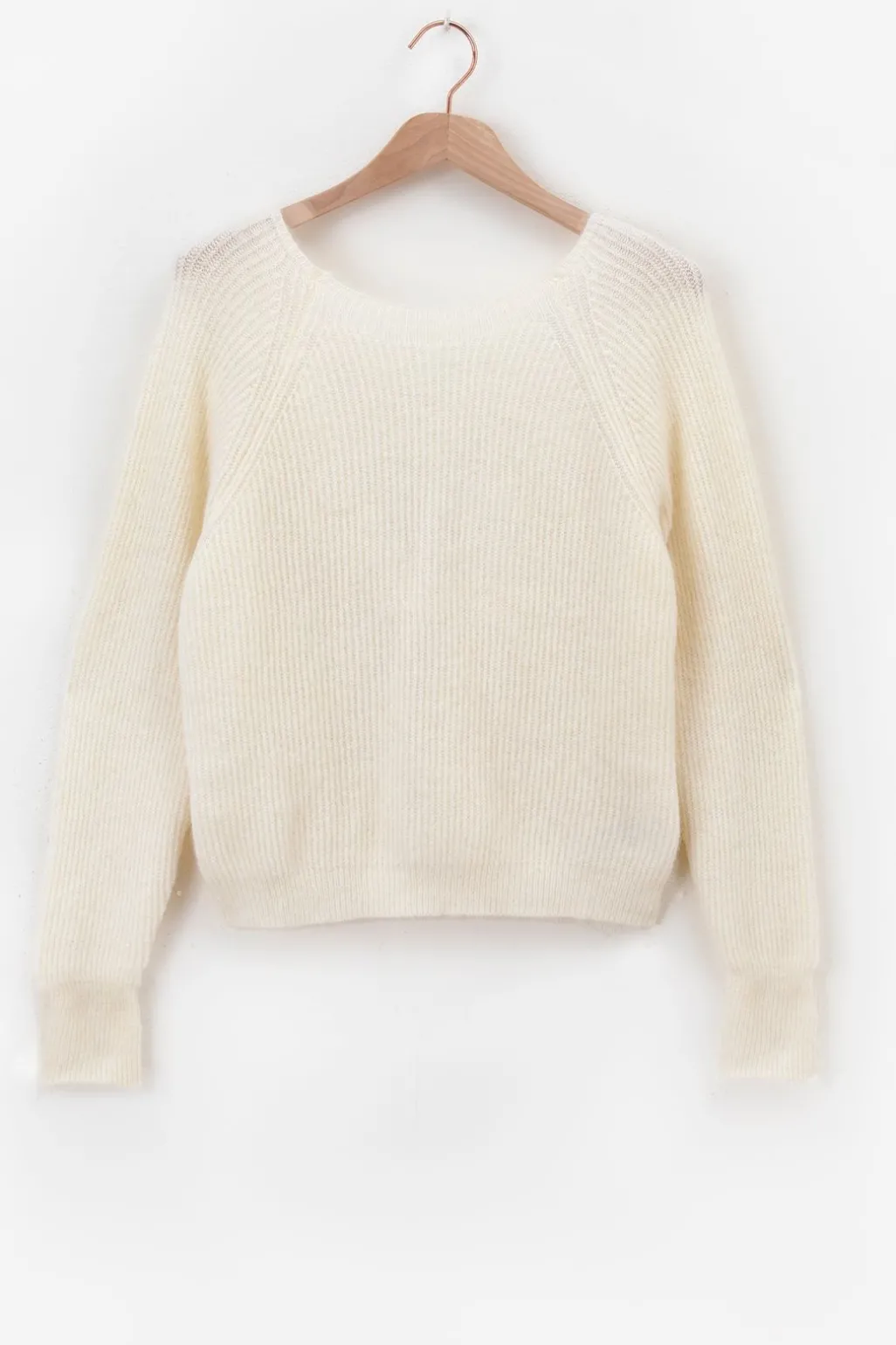 Witte trui met gedraaide knoop