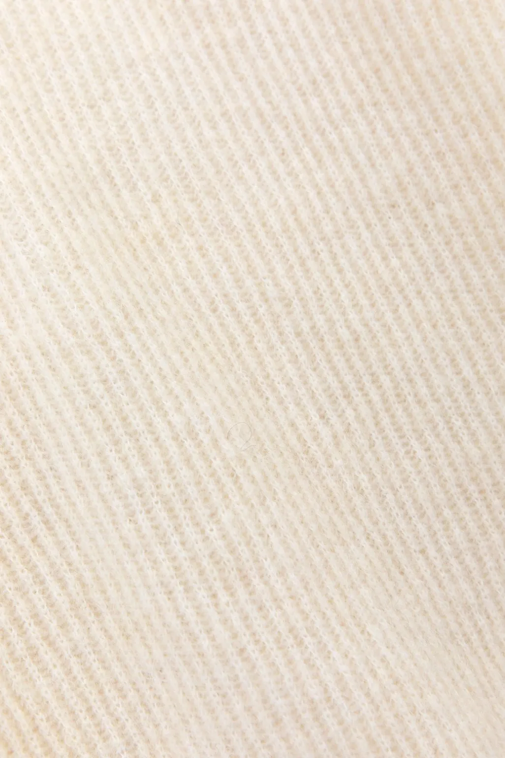 Witte trui met gedraaide knoop