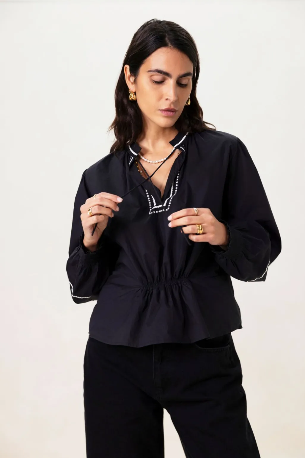 Zwarte blouse met embroidery details