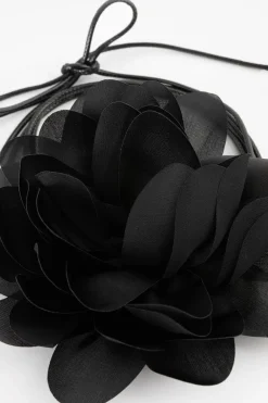 Zwarte chokerketting met bloem