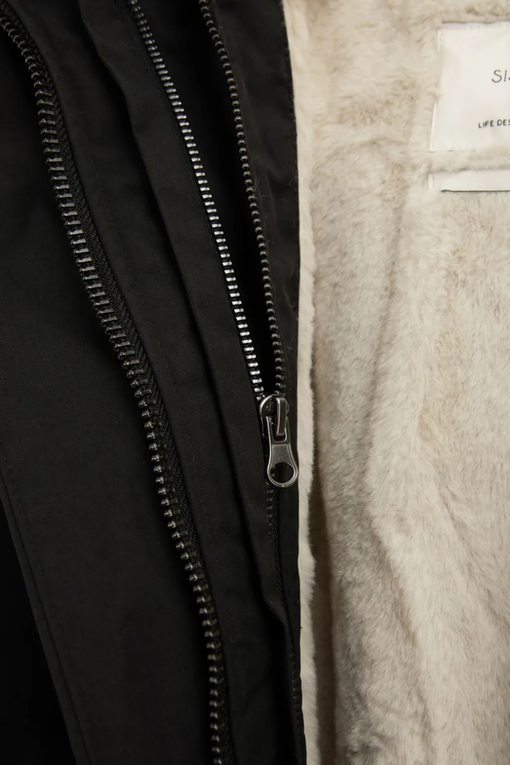 Zwarte parka met uitneembare faux fur voering